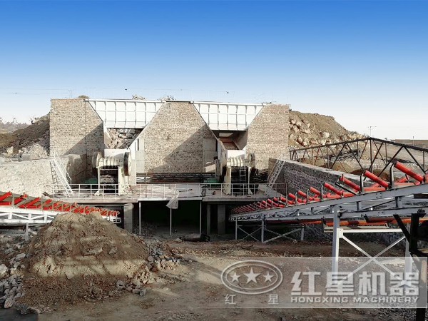 采石場鄂式破碎機(jī)作業(yè)現(xiàn)場
