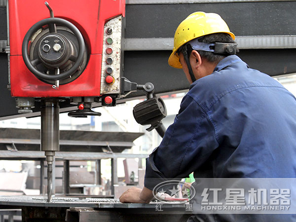操作大型機械設(shè)備的技術(shù)人員